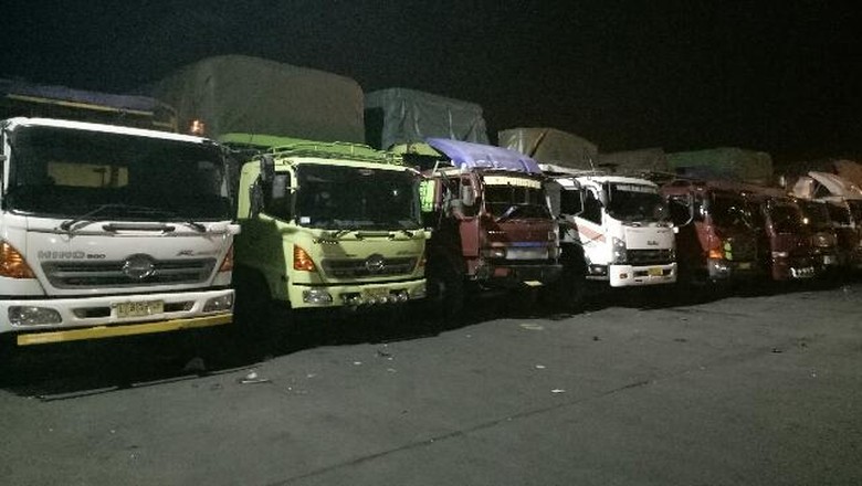 Dishub DKI Wajibkan Truk Pakai Stiker Reflektor